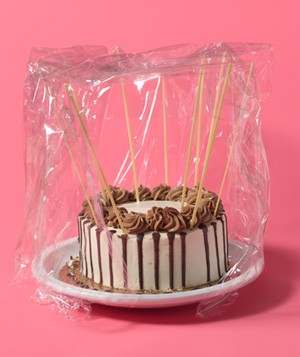 Uncooked spaghetti saves cake frosting